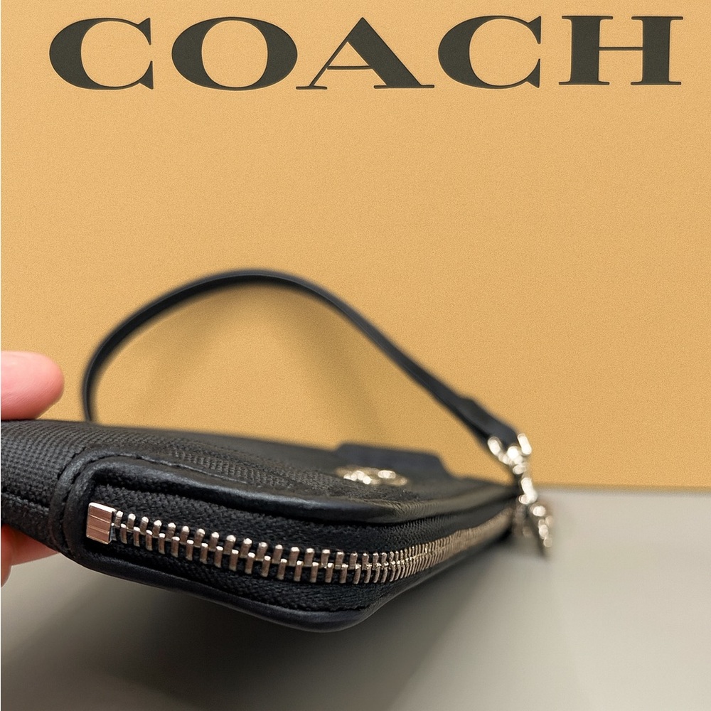 ✨ COACH Signature Corner Zip Wristlet – Classic & Timeless | EUC | MSRP $85 ✨ - Picture 8 of 10